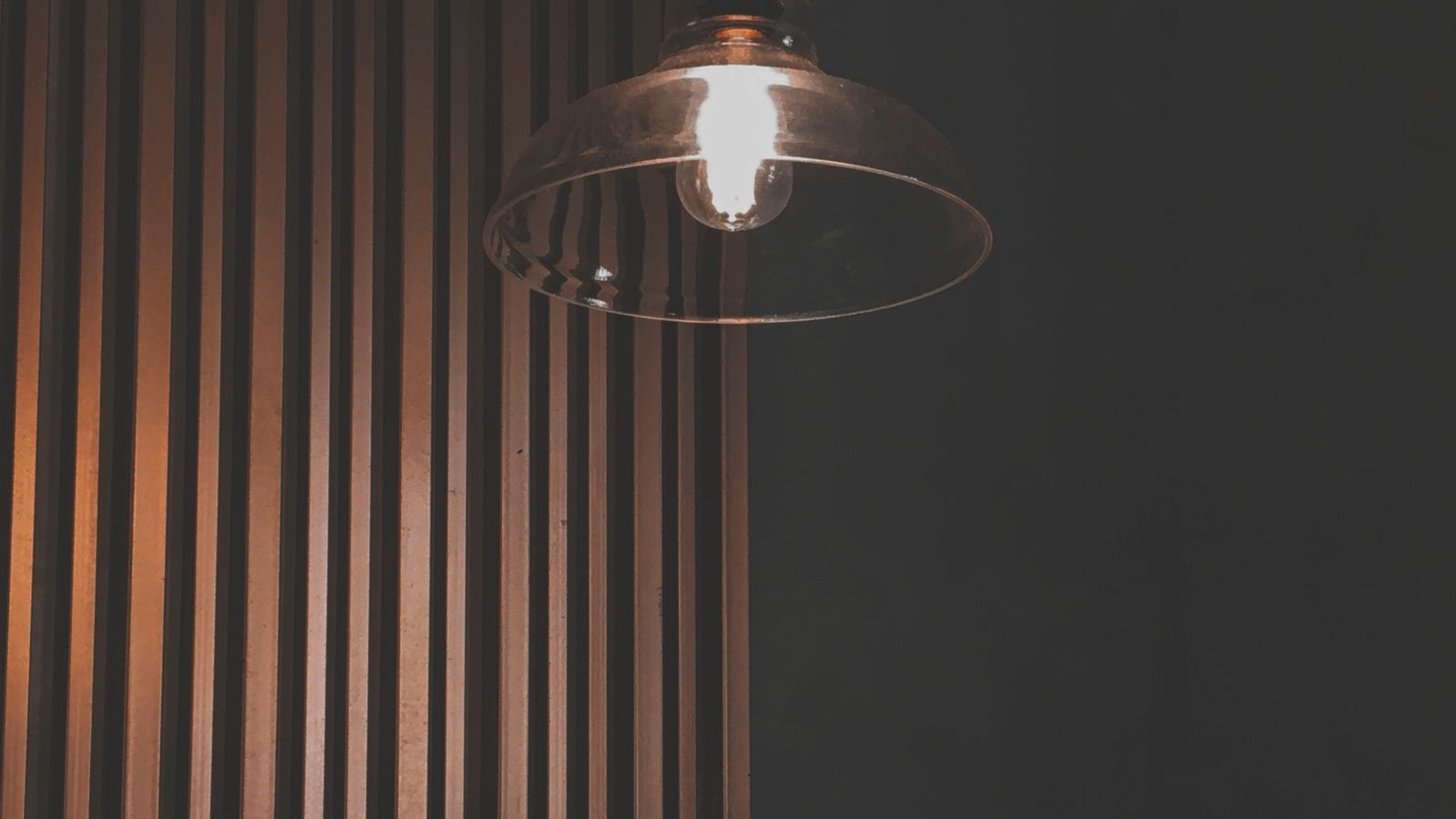 Sala com iluminação de sanca perimetral acesa, luz lavando o teto e o topo das paredes